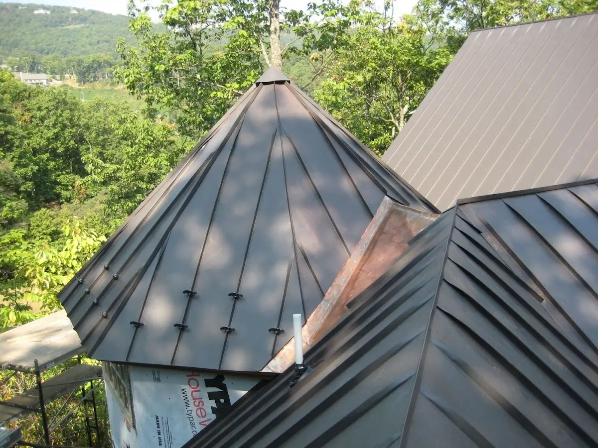 Professional Roof Tarp Installation by Craftsman Roofing in Chalet De La Rance